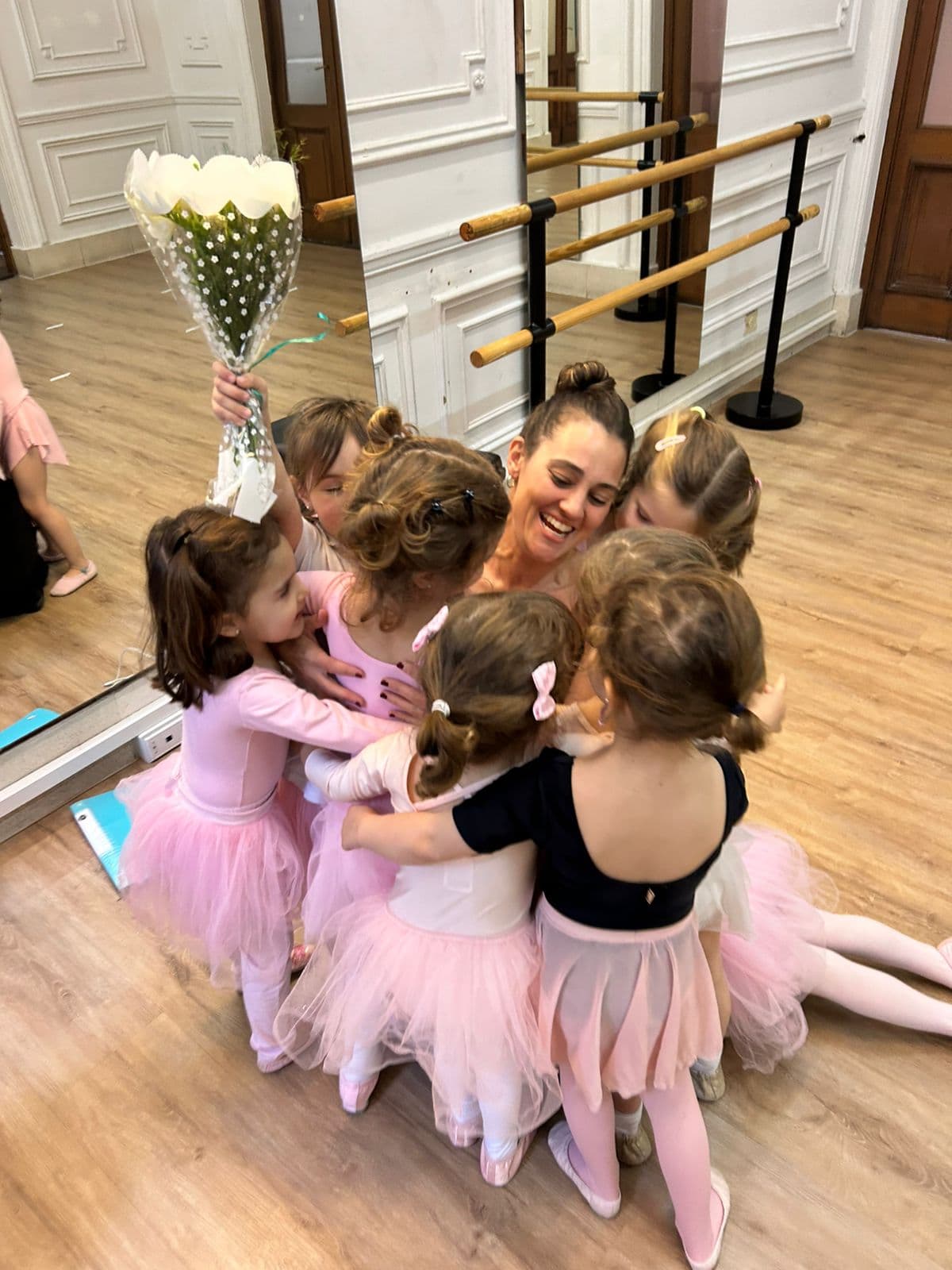 Alumnas de Shine en clase de danza